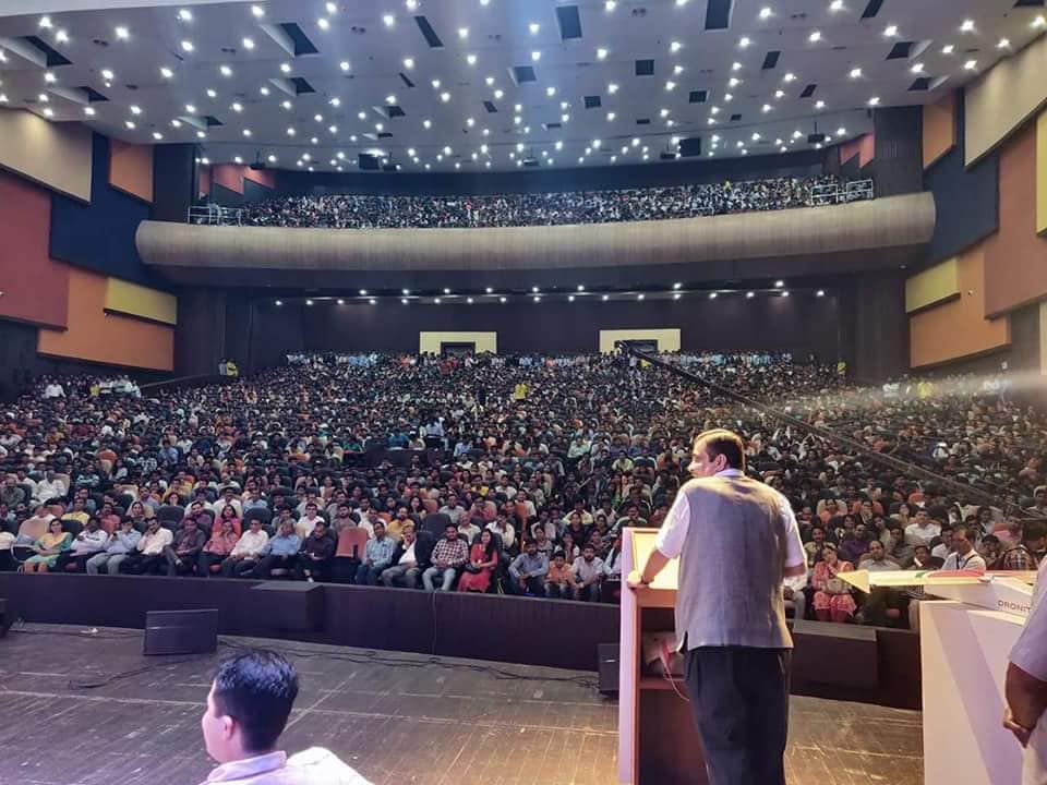 Nitin Gadkari addressing Nagpur Startup Fest audience