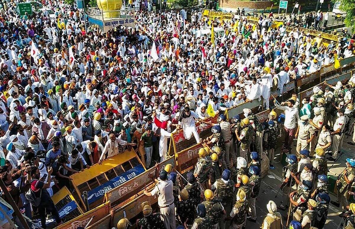 सिंघु बॉर्डर पर भूख हड़ताल पर बैठे किसान, खुद को बेड़ियों में बांधकर सरकार से रखी ये मांग