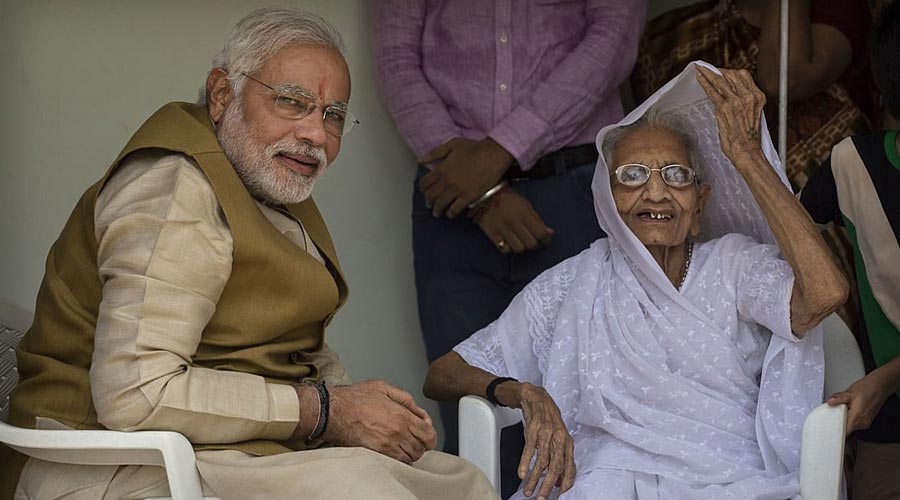 PM narendra modi and mother hiraben modi