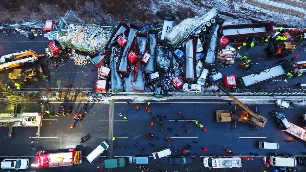 Over 200 cars collide in a large-scale chain reaction accident in China