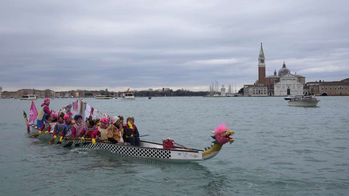 59 migrants die in boat wreck off Italy