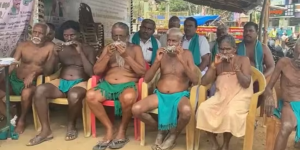 Farmers hold dead rats in their mouth in Tamil Nadu demanding release of Cauvery water