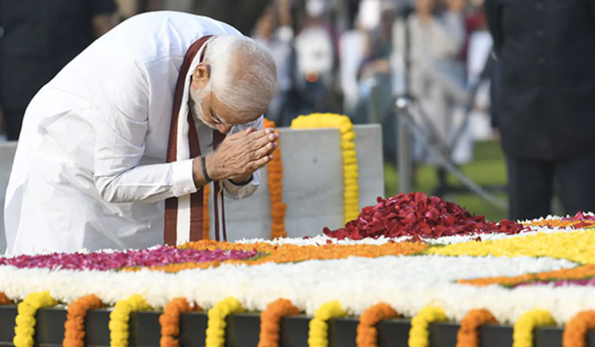 PM Modi paying tribute