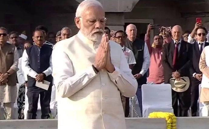 PM Modi paying tribute