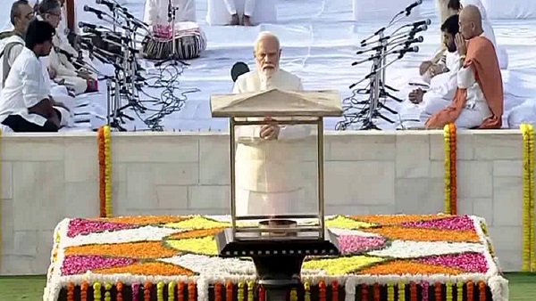 PM Modi paying tribute