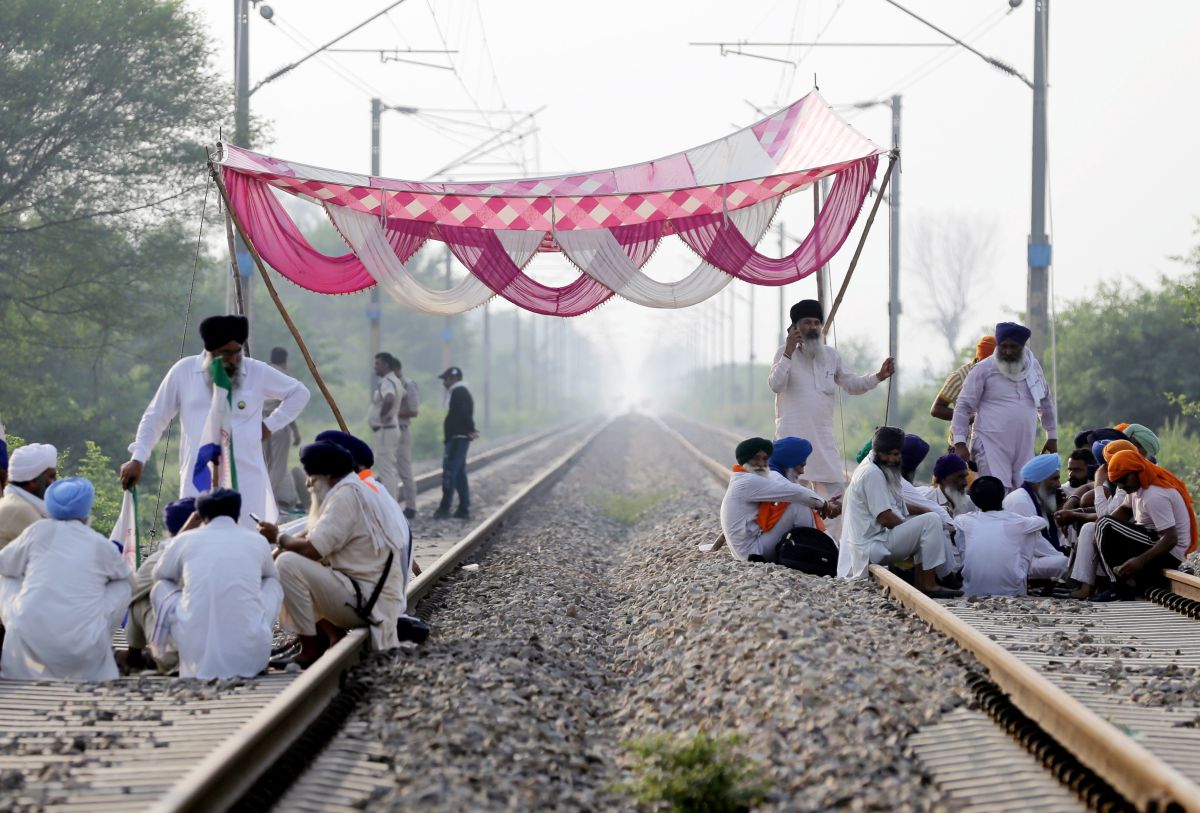 Farmers begin ‘rail roko’ at several locations across Punjab