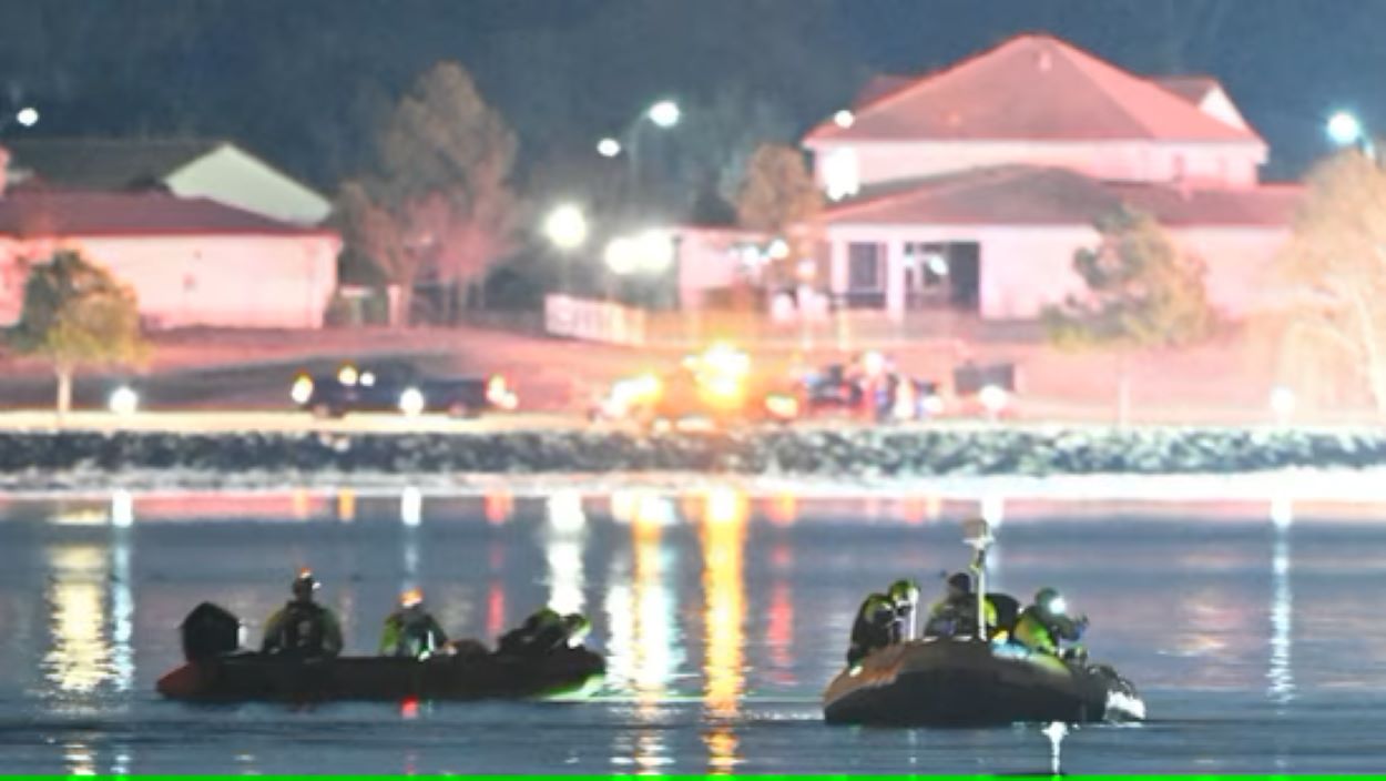 Rescue boats search the waters of the Potomac River after a plane on approach to Reagan National Airport crashed into the river outside Washington, DC.(AFP)