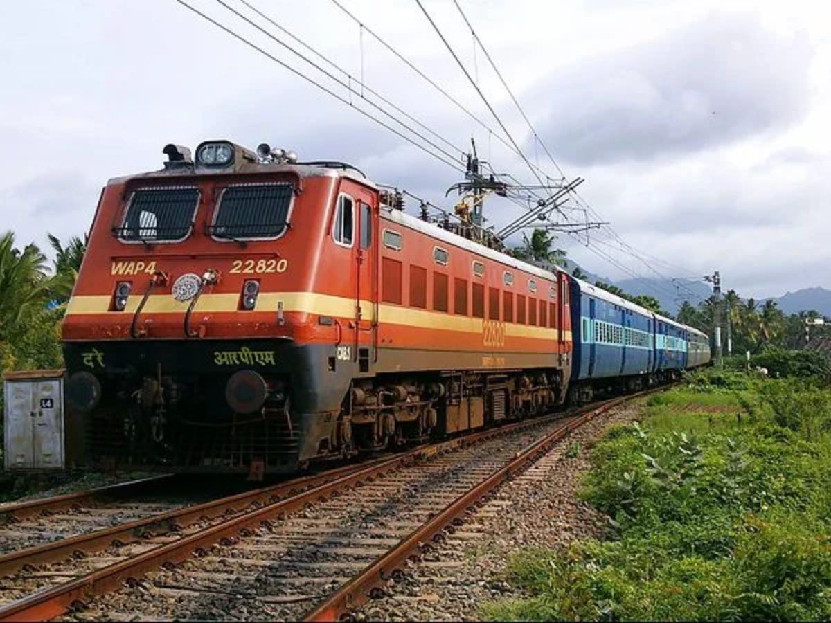 Passenger train derails in Tamil Nadu